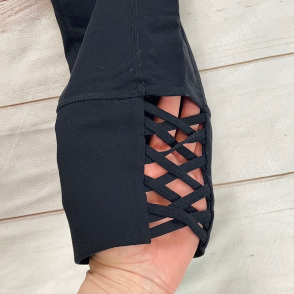 ❌SOLD❌Athleta Black Mind Over Mat Capri Leggings - Picture 4 of 12